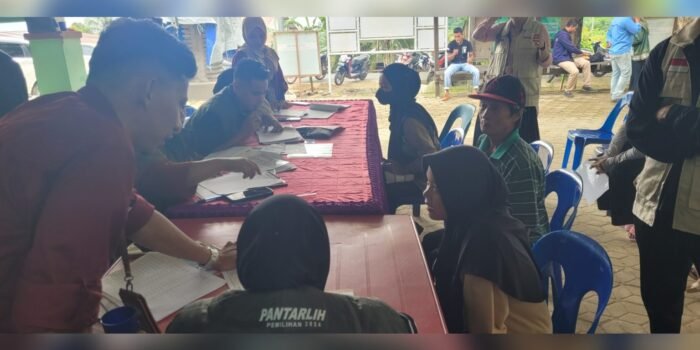 Cerita WNI Yang Tinggal Di Sempadan Malaysia, Berangkat Pagi Pagi, Lalui Jalanan Licin Dan Rusak Demi Ikut Coklit Di Perbatasan Negara