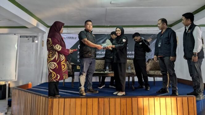 
					Siap Awasi Pilkada Di Perbatasan, Yakobus Serahkan Atribut Pengawasan Kepada Jajaran Pengawas Pemilu