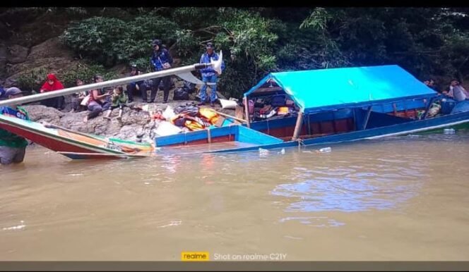 Perahu Rombongan Asisten 3 Pemkab Nunukan Mengalami Kecelakaan Saat Menuju Upacara HUT RI Di Lumbis Hulu