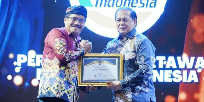 Figur Muda Menginspirasi, Pjs. Gubernur Togap Terima Anugerah API Tahun 2024