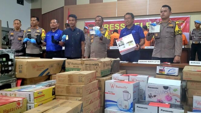 
					Ratusan Barang Elektronik Dan Baju Bekas Asal Malaysia Diamankan APH Di Pulau Sebatik