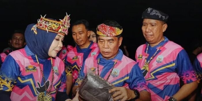 Gubernur Zainal Paliwang Serukan ‘Cintai Produk Lokal’ Saat Beli Tas Rotan UMKM Nunukan di Stan ESDM
